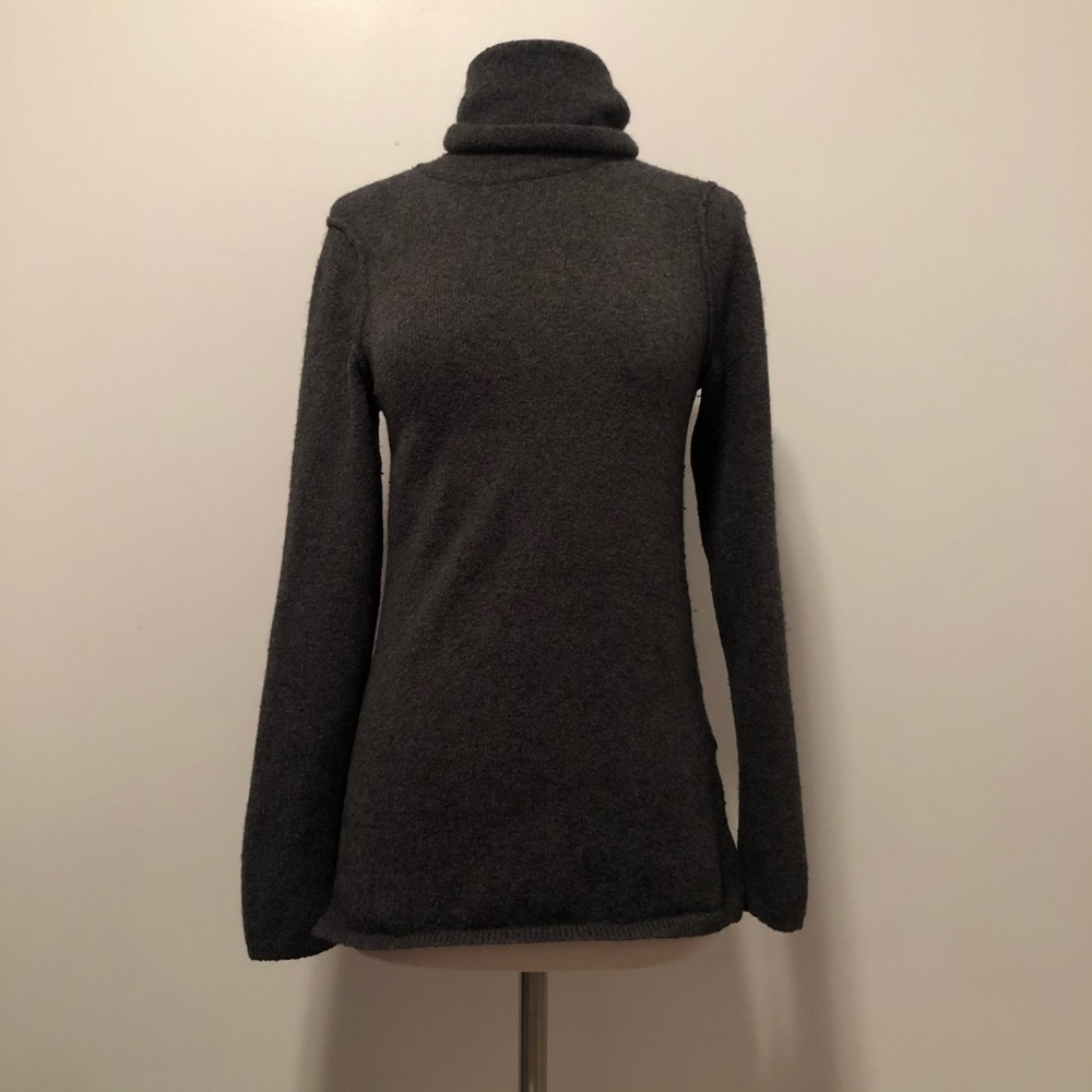 Gap Sweater Size Small - image 1